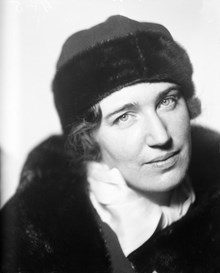 Porträtt av kvinna i päls och hatt, Hägglund