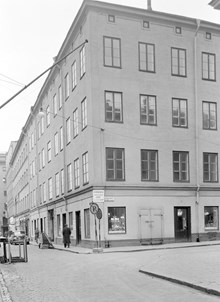 Sergelgatan 8-12 norrut från Jakobsbergsgatan 42. Konserthuset anas i bildens vänstra kant. Här ligger numera första höghuset vid Sergelgatan 22, kv. Beridarebanan