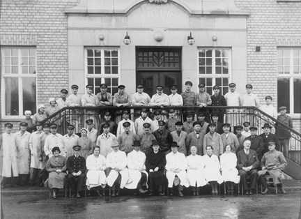 Gruppbild av personalen vid Slakthuset i Johanneshov år 1936