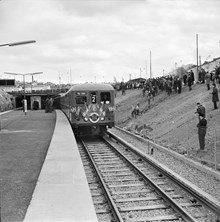 Örnsberg, invigningståget anländer till stationen vid invigning av Röda linjen, år 1964