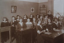 Unga damer på Anna Sandström skola 1915