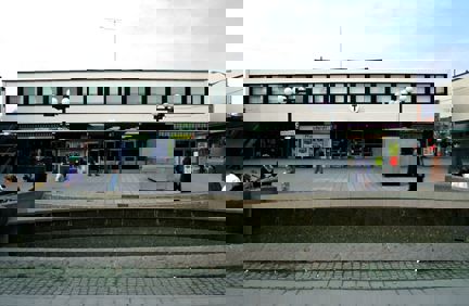 Nedgång till tunnelbanan sedd på håll.