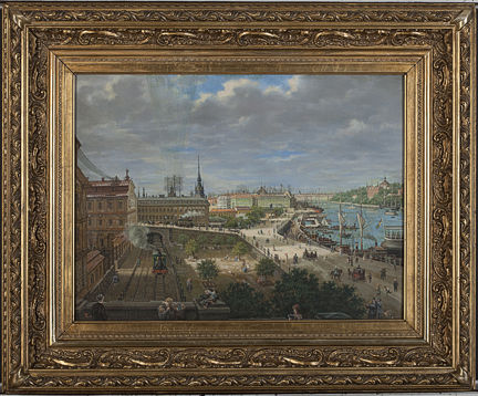 Oljemålning som visar utsikten från Slussen. Nuvarande stadsmuseet syns till vänster med järnvägsräls och ett ånglok framför. En ångdriven spårvagn kör uppför Brunnsbacken. På vattnet syns segelbåtar och till höger Skeppsholmen. Längst bort i fonden Strandvägen. Ett ånglok åker ut ur en tunnel framför Ryssgården och en ångspårvagn åker uppför Brunnsbacken. I fonden syns ett telefontorn med luftledningar, längs Skeppsbron syns människor och hästekipage och nedanför Skeppsbron flera segelfartyg. I höger bildkant skymtar Skeppsholmen och Karl Johanskyrkan.