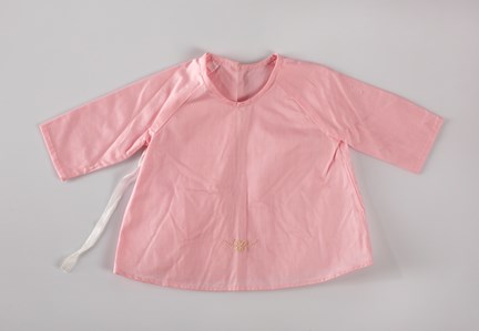 Barnklänning av rosa bomullstyg.
