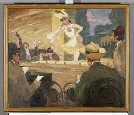 På en upplyst scenen i Sveasalen uppträder Dagmar Hansen i en utmanande kostym och runt scenen finns uppklädda åskådare i form av 5 män och 1 kvinna.