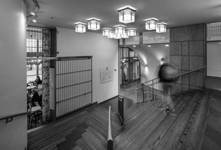 Trapphus med taklampor som ser ut som kinesiska rispapperslampor.