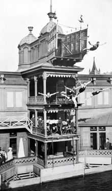 Simhoppsuppvisning från Strömbadets hopptorn