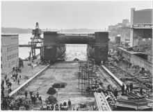 Sjösättning av oljeborrplattform vid Finnboda varv 1972