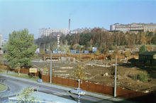 Vy från Västerbrons viadukt över Drottningholmsvägen mot S:t Görans sjukhus. I förgrunden Rålambshovsleden. Västerbronedfarten byggas. Nuv. Rålambshovsbacken