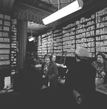 Storgatan 15 A. Kitzings sybehörsaffär. Huset revs 1958 för att ge plats åt Industriförbundet