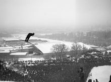 Hammarbybacken/Hammarby skidbacke. Svenska skidspelen i backhoppning. Vy mot Sickla Kanal