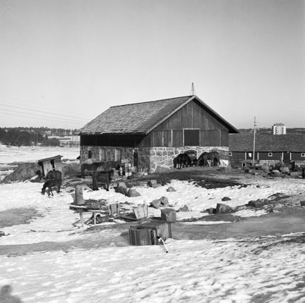 Ersta gård från söder mot Årsta fältet. I bakgrunden skymtar bebyggelse vid Valla Torg i Årsta.
