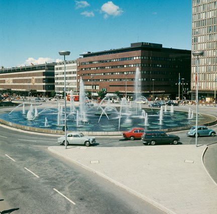 Fontänen på Sergels Torg utan glasobelisk. Bilar framför.