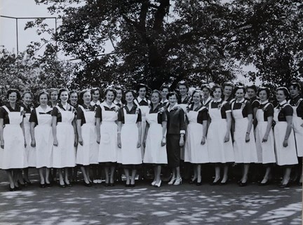 Svartvitt gruppfotografi på elever från Statens skolköksseminarium och hushållsskola