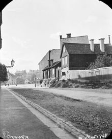 Värmdögatan (nuv. Malmgårdsvägen) mot nordväst med Nytorget i fonden. T.h. ligger Värmdögatan 49 och 47, nuv. Nytorget 9