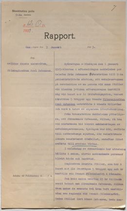 Polisrapportens första sida, maskinskriven med text som numera är lilablå och på papper som gulnat av tid. 