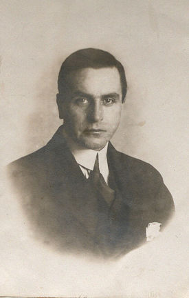Svartvitt foto som visar Axel från huvudet och en bit av överkroppen. Bakgrunden har suddats bort så Axel framträder i en oval.