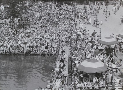 Svartvitt fotografi på simuppvisning och publik på Flatenbadet