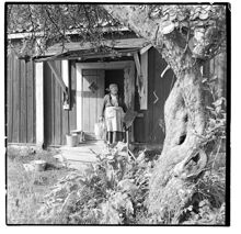 Från Stora Tensta gård med gårdens sista hyresgäst stående på yttertrappa.