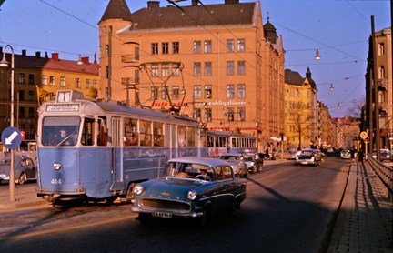 Spårvagns- och biltrafik.