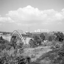 Årstabron från söder. Södersjukhuset i fonden