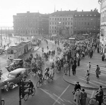 Vänstertrafik vid Kornhamnstorg. Mängder av cyklister. 