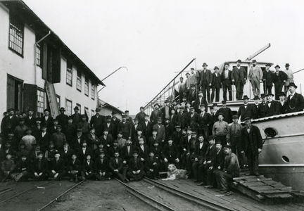 Fotografi på Mälarvarvets personal sent 1800-tal/tidigt 1900-tal