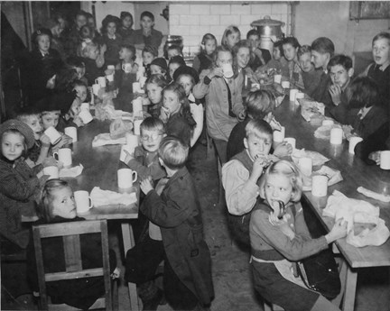 Barn äter frukost på Deutsche Schule i början av 1940-talet