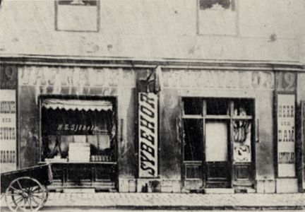 Skyltfönster och skylt med texten "Sybehör".