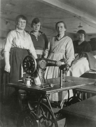 Segelsömmerskor vid symaskin på Stockholms örlogsvarv 1924