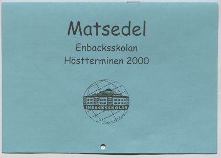 Framsida till häftet med matsedeln utskrivet i svart på blått papper och hålslaget längst ner. Stor text "Matsedel" mindre text "Enbacksskolan Höstterminen 2000" samt en illustrationssymbol av skolan. 