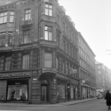 Humlegårdsgatan österut från korsningen Brahegatan. I bakgrunden kvarteret Repslagaren